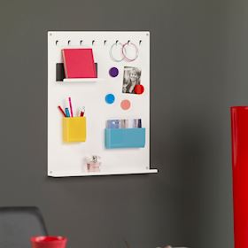 Magnetisch prikbord en sleutelhouder met accessoires in het wit