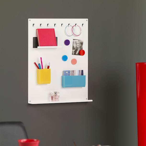 Magnetisch prikbord en sleutelhouder met accessoires in het wit